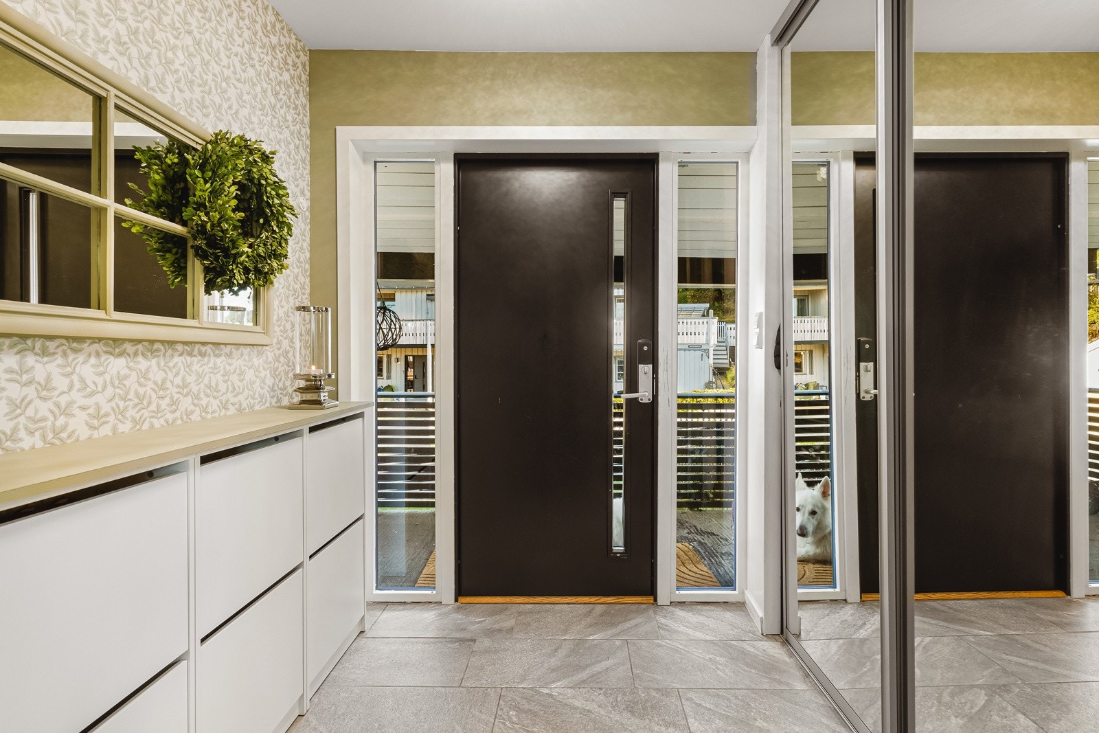 Velkommen inn - Det første som møter deg er en romslig entrè med praktisk skyvedørsgarderobe i speil og god lagringsplass. Galleribilde