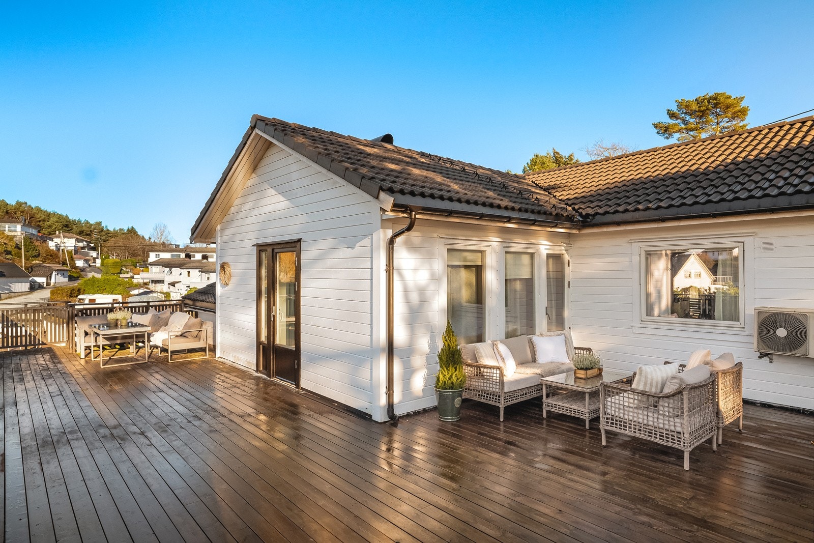 Her er det god plass til utemøbler og lek for barna. Galleribilde