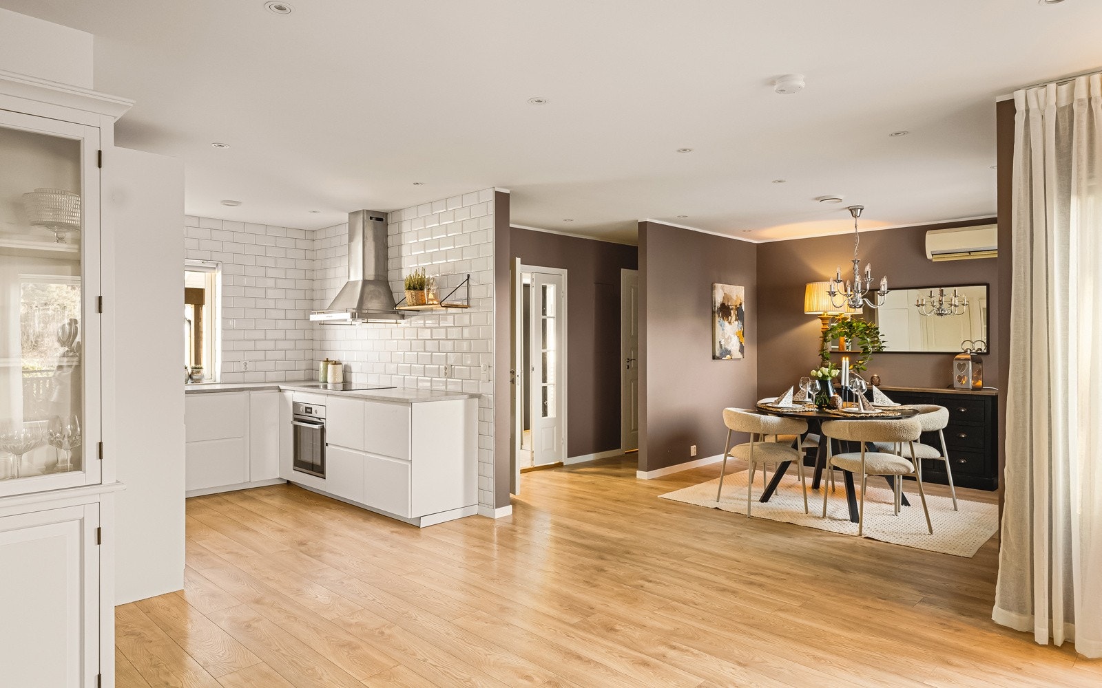 Kjøkkenet er lekkert med slette fronter og god skapplass. Galleribilde