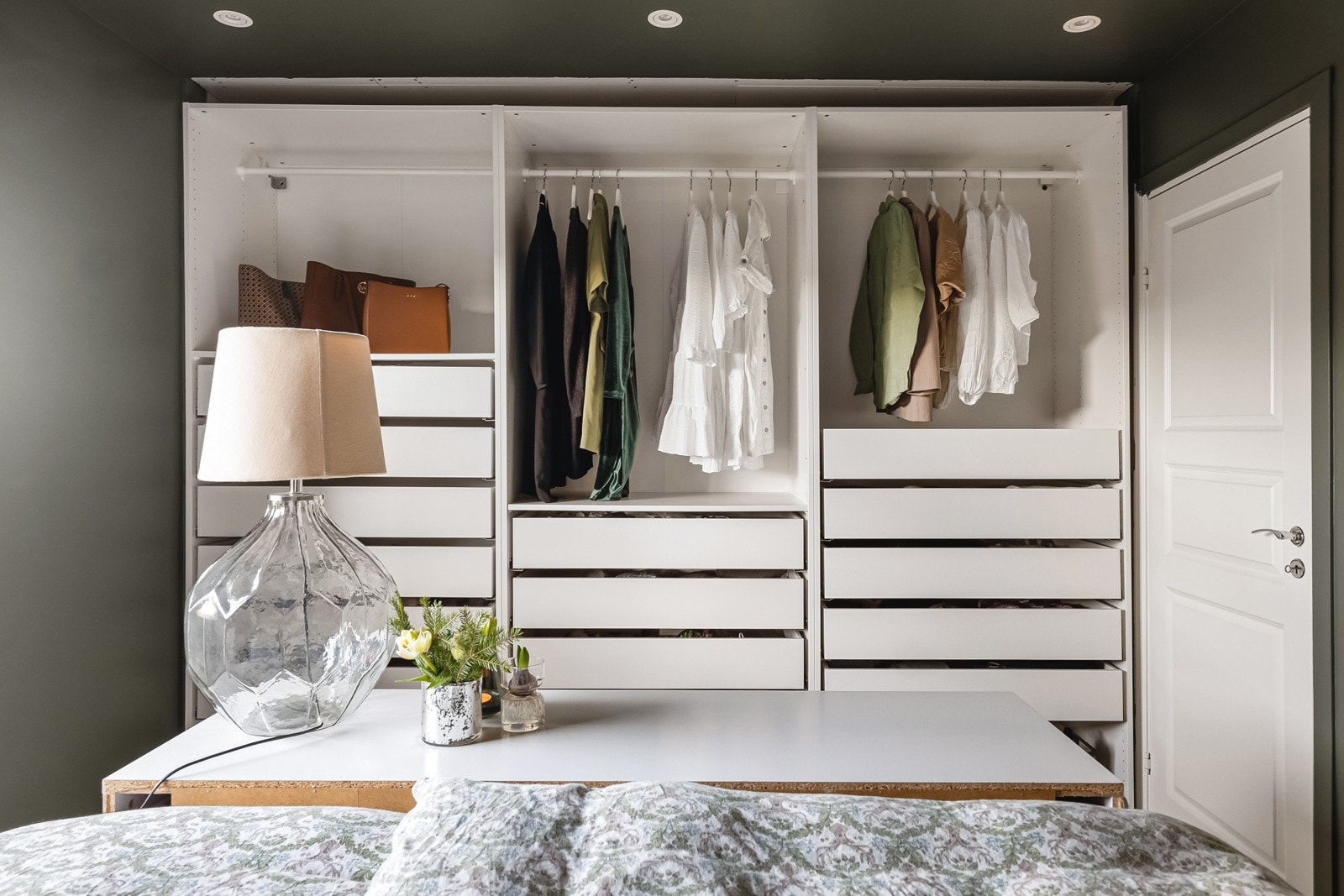 Praktisk løsning med garderobeskap fra gulv til tak for oppbevaring av klær. Galleribilde