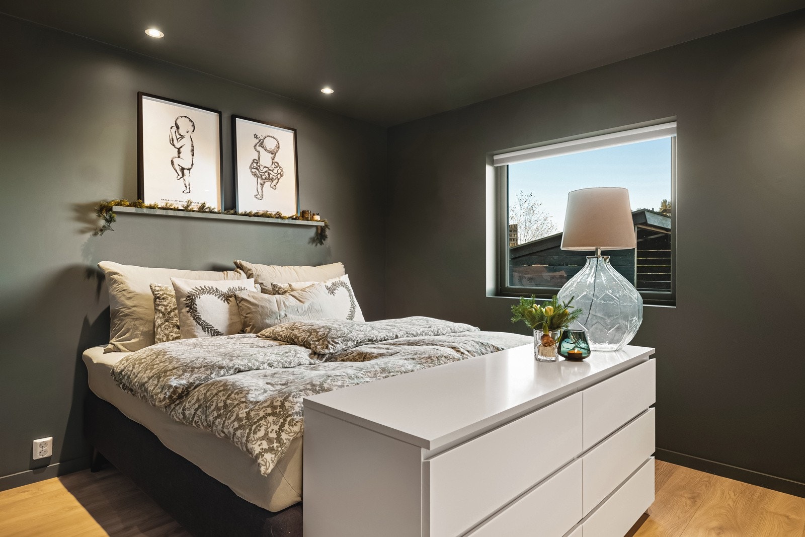 Hovedsoverommet er av god størrelse og har god plass til stor seng, skap og garderobeskap. Galleribilde