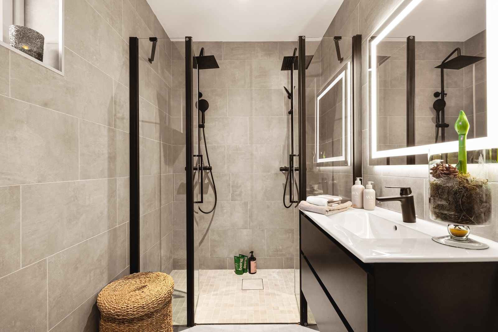 Badet har lekker utførelse med dobbel løsning i dusj og lekre baderomsmøbler. Galleribilde