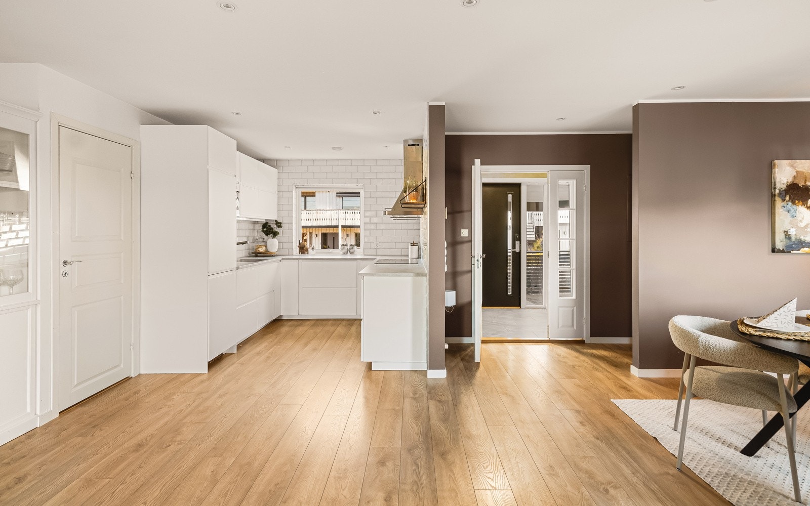 Praktisk åpent kjøkken med gjennomgående lysinnslipp skaper god harmoni i rommet. Galleribilde