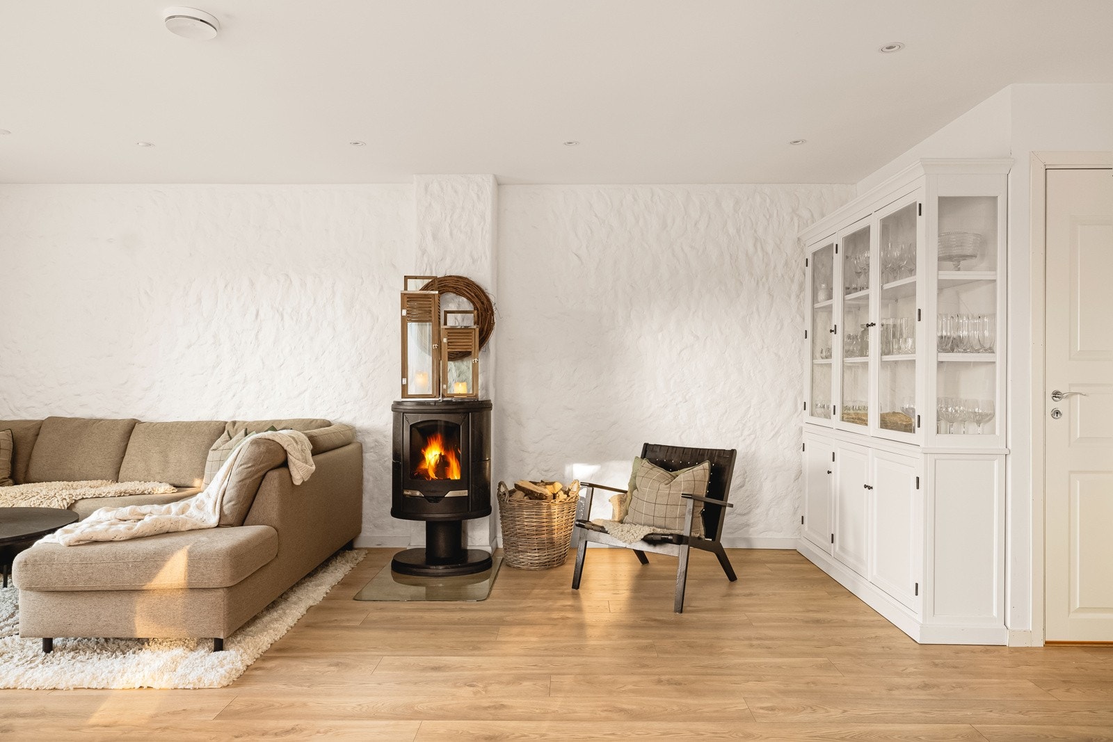 Varmen holdes godt på med både peis og varmekabler. Galleribilde