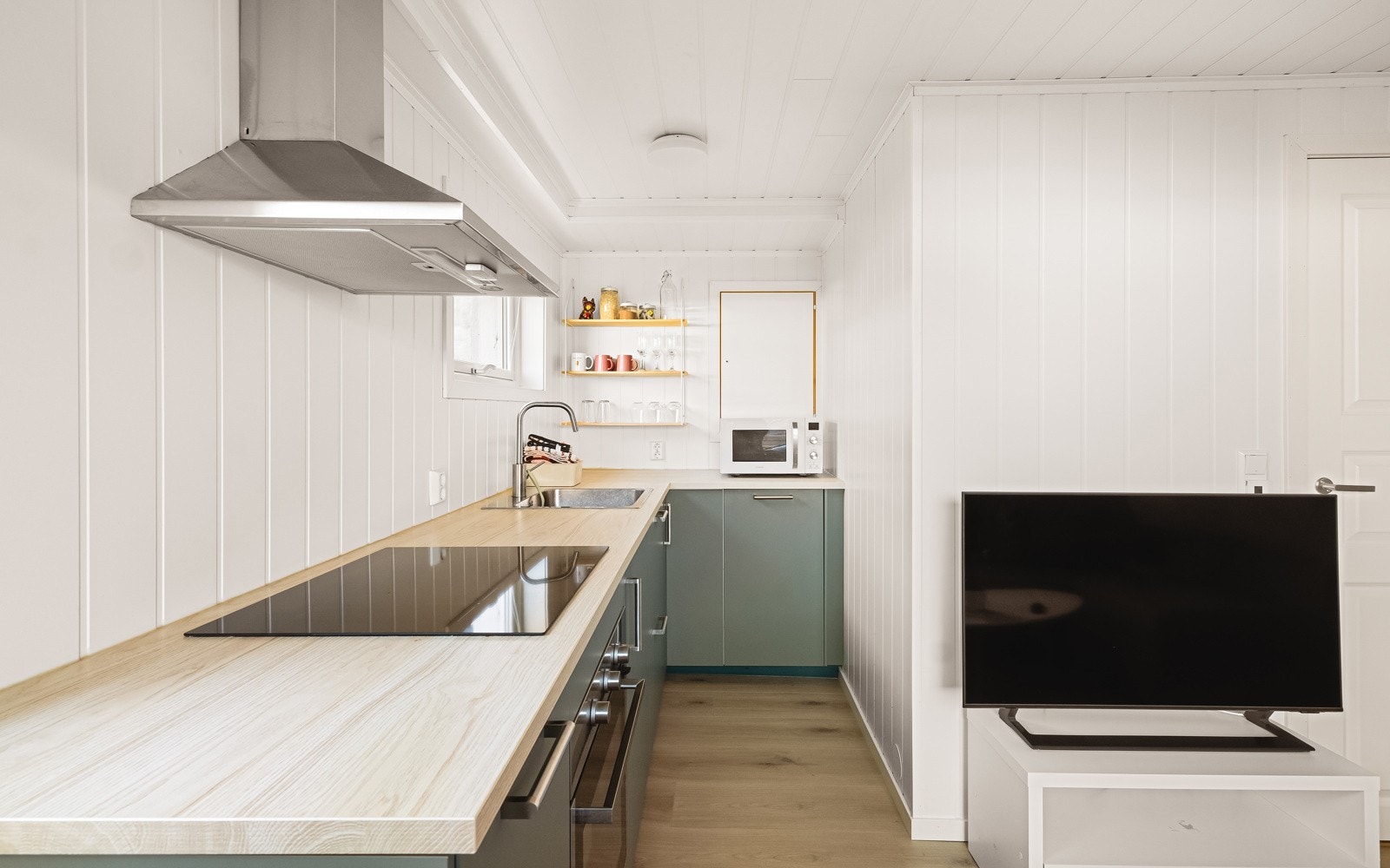 På kjøkkenet er det integrerte hvitevarer med stekeovn, platetopp, ventilator og oppvaskmaskin. Galleribilde