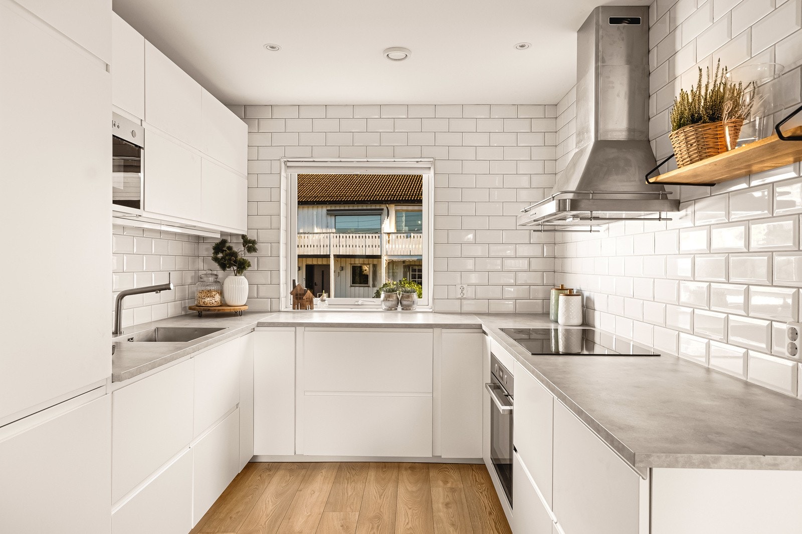 Kjøkkenet har stekeovn, platetopp, ventilator og oppvaskmaskin som integrerte hvitevarer Galleribilde