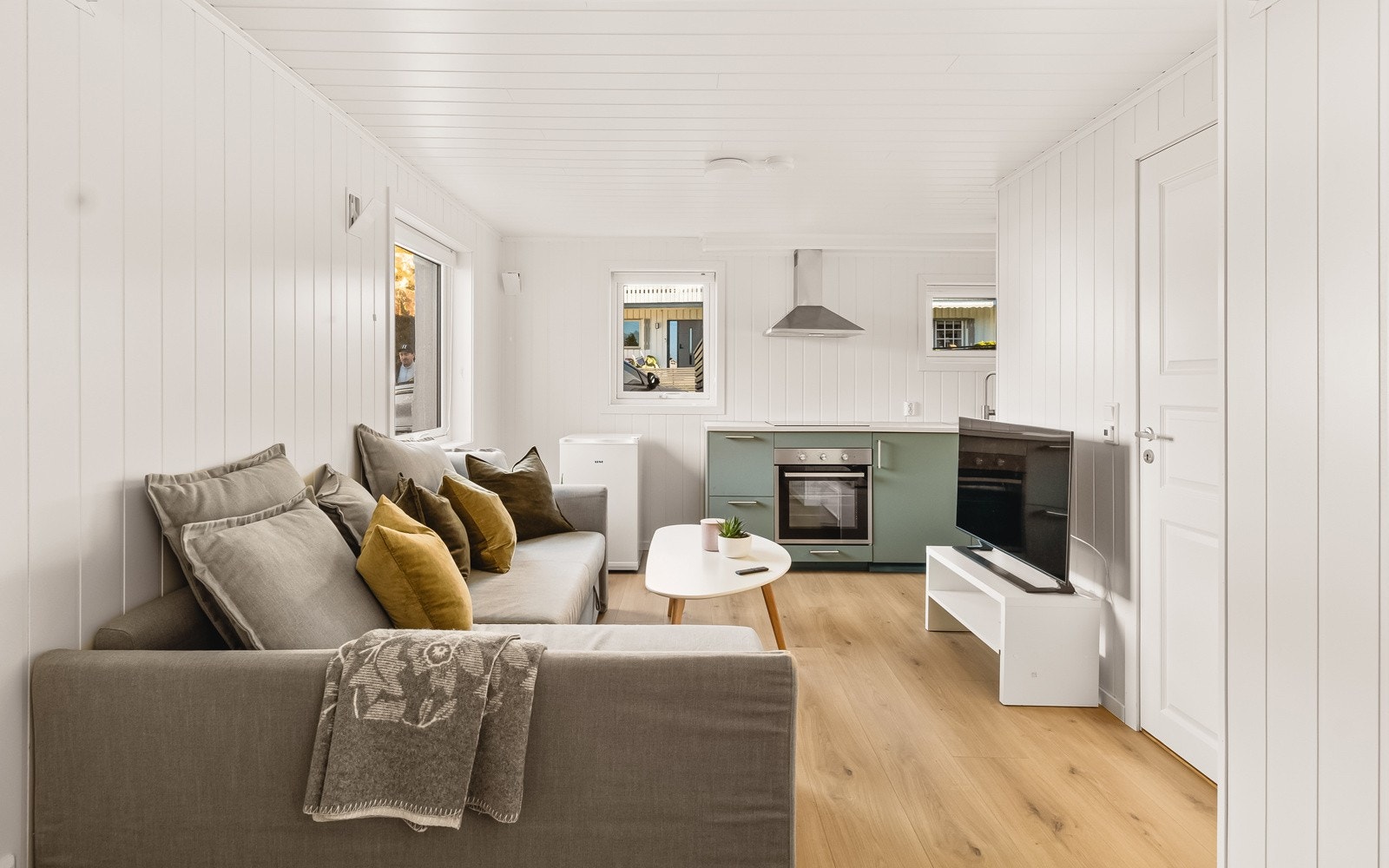 Kjeller er innredet med stue/kjøkken, bad og sovealkove. Kjelleren avviker fra godkjente tegninger. Galleribilde