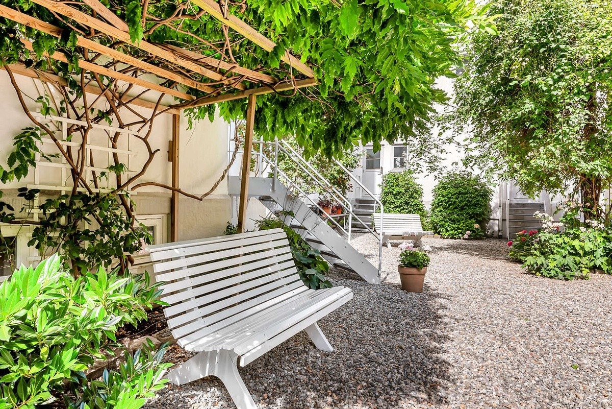 Felles Bakgård/Backyard Galleribilde