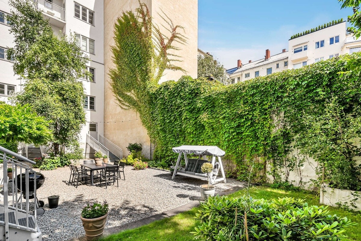 Hyggelig bakgård med utemøbler/Nice seating area in backyard Galleribilde