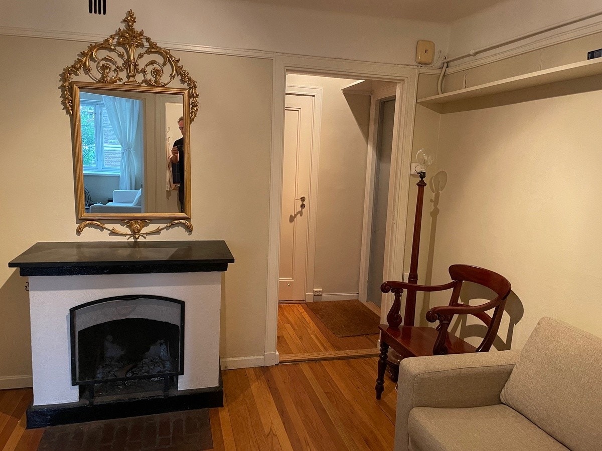 Forstue med peis/hall with fireplace Galleribilde