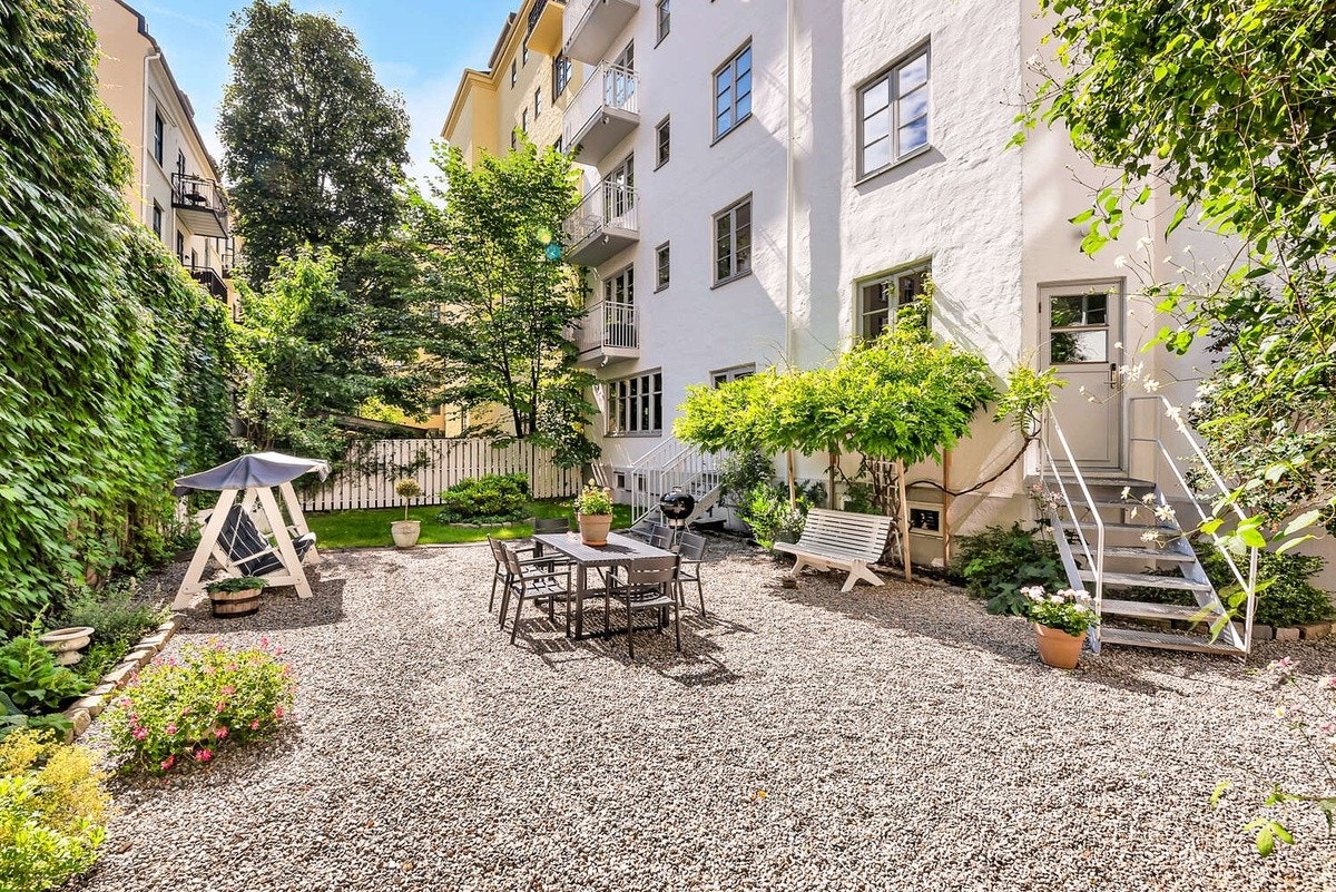 Felles Bakgård/Backyard Galleribilde