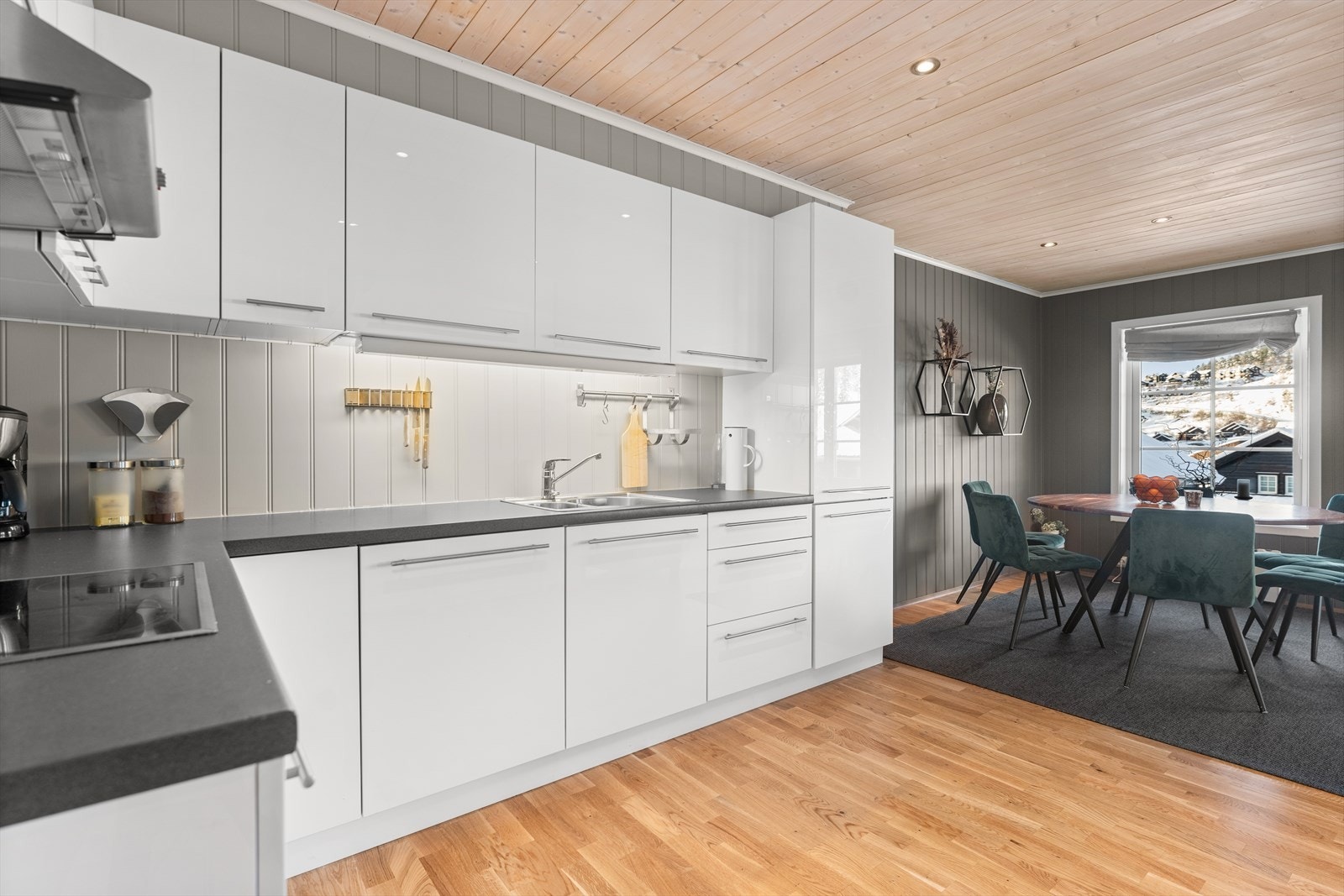 Kjøkken med åpen løsning mot spiseplass. Galleribilde