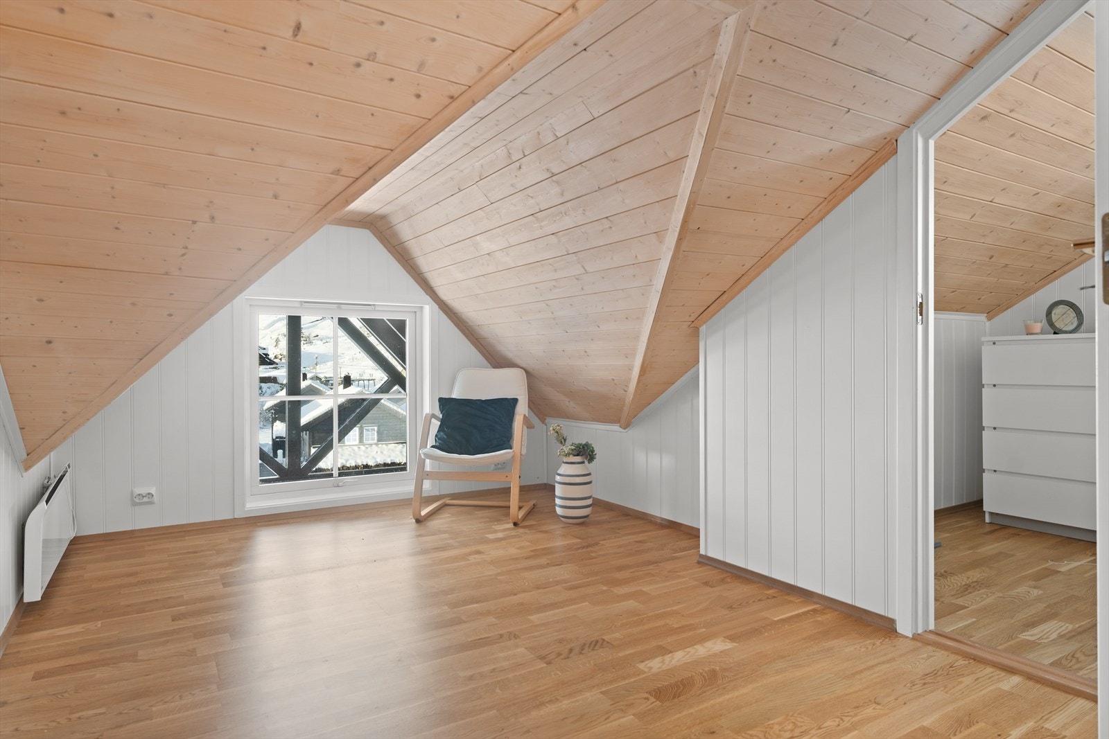 Loftsrom med skråtak og tregulv, godt utnyttet areal. Galleribilde