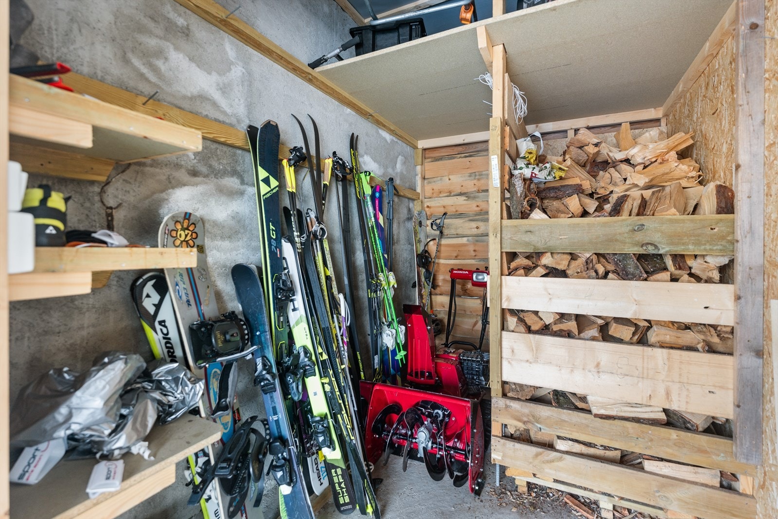 Romslig bod med skioppbevaring og vedlager. Ideell lagringsplass. Galleribilde