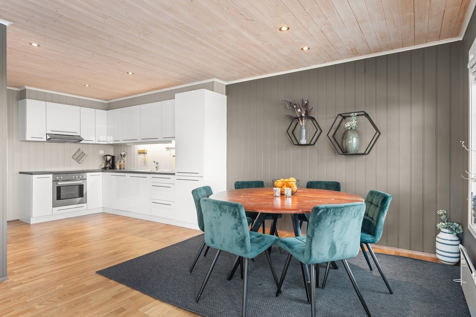 Moderne kjøkken med åpen løsning. Perfekt for sosiale sammenkomster og hverdagsliv. Galleribilde