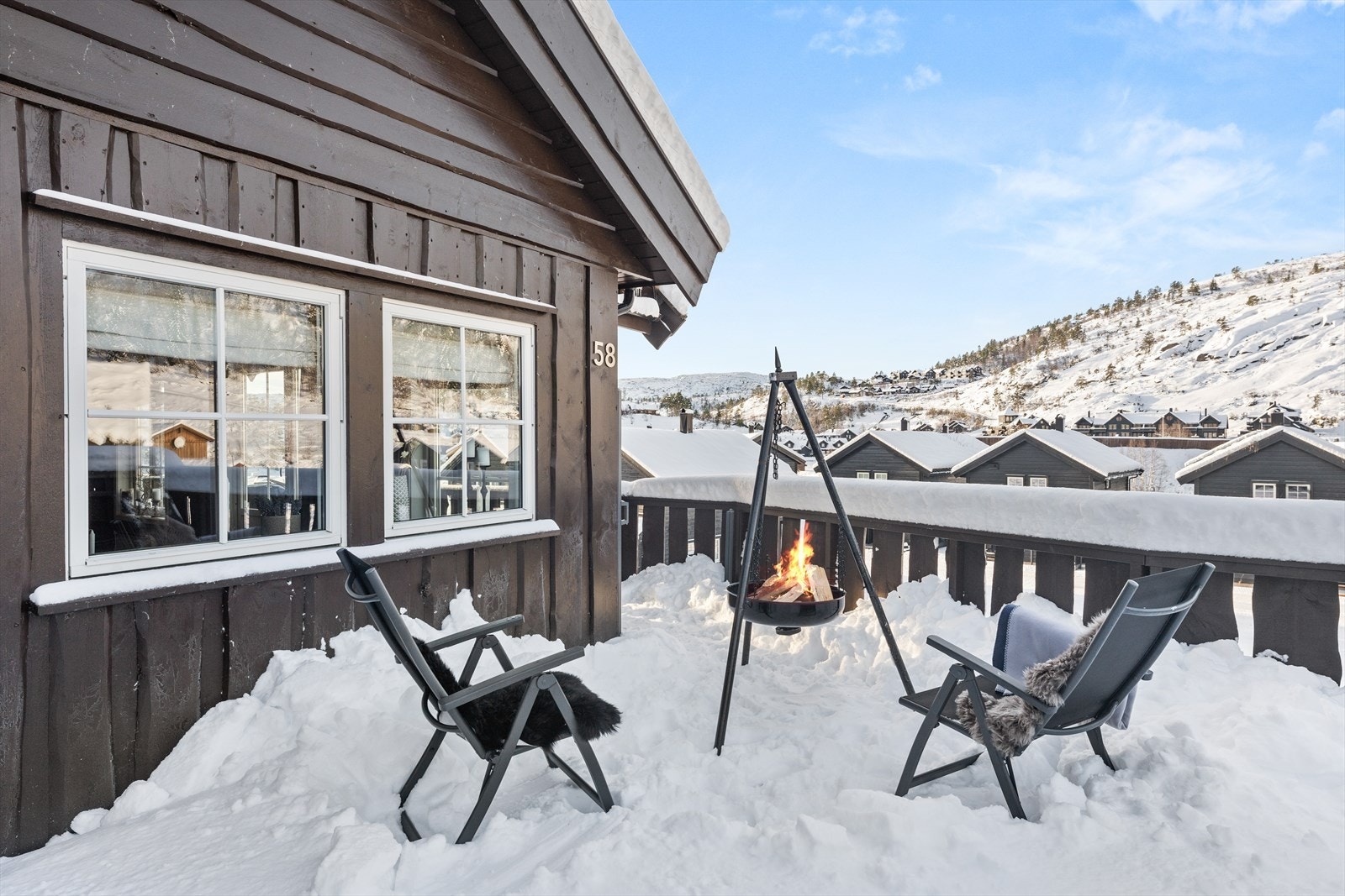 Koselig uteplass med bålpanne og flott utsikt mot fjellene. Galleribilde