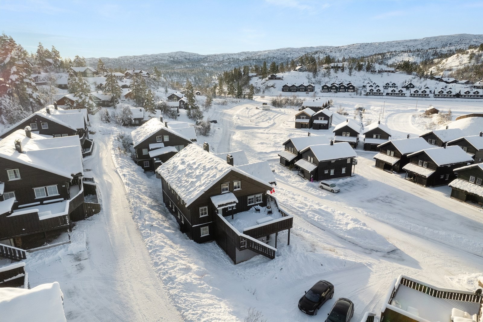 Enkel adkomst med parkering i carport og trapp opp til leiligheten. Galleribilde