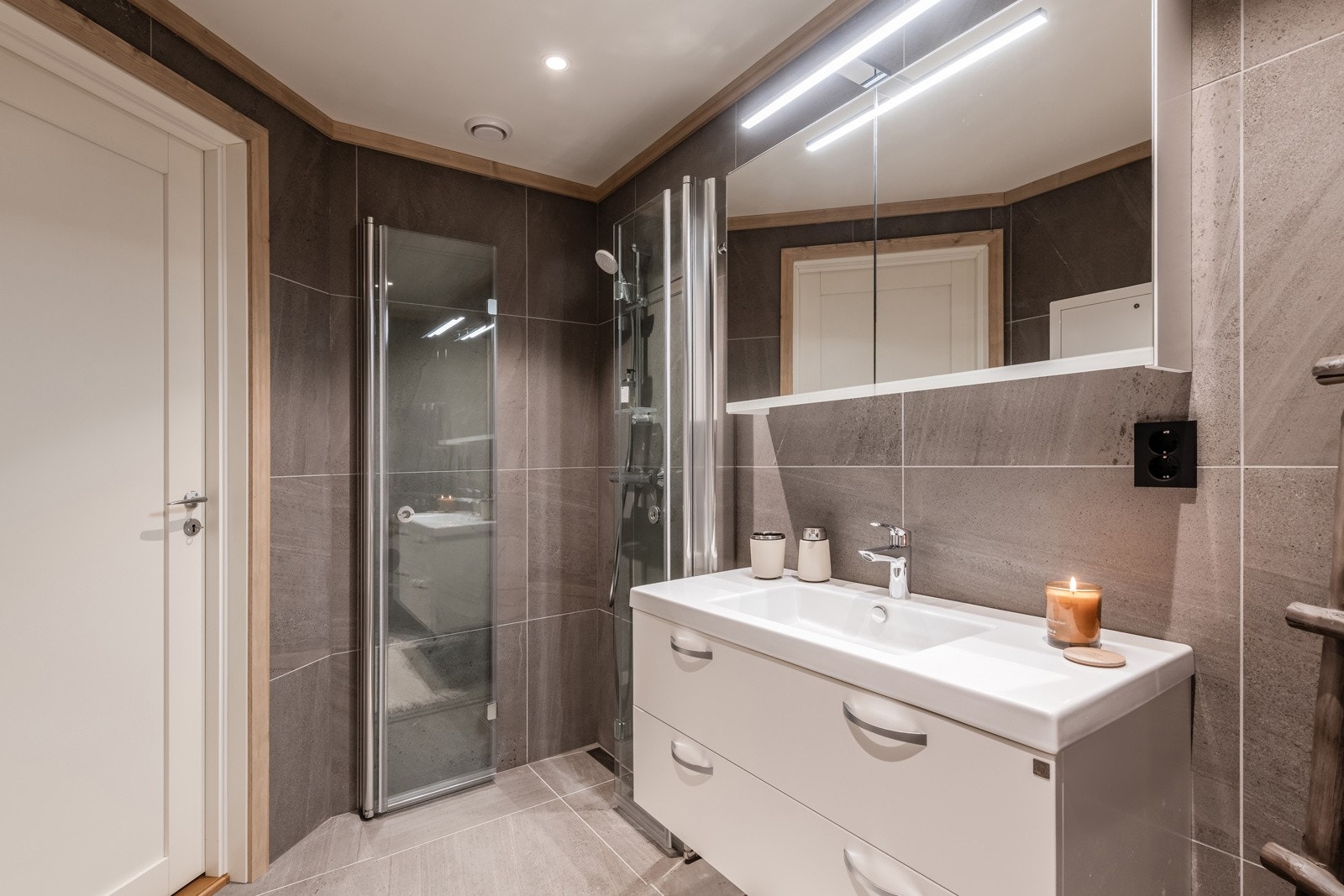 Praktisk flislagt bad Galleribilde