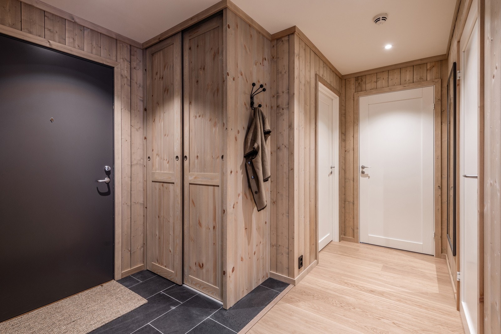 Alle vegger er kledd med trepanel behandlet med panelbeis og flislagt entre Galleribilde