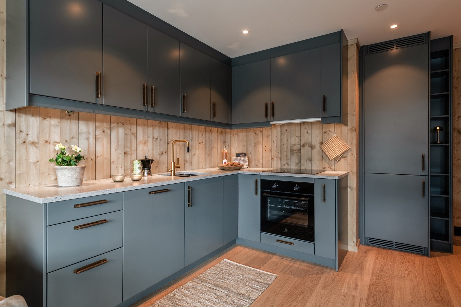 Kjøkkenet har innredning fra Drømmekjøkkenet, hvitevarer fra Electrolux Galleribilde