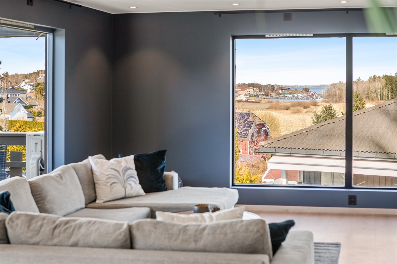 Fra sofakroken kan vakker utsikt nytes fra generøse vindusflater. Galleribilde