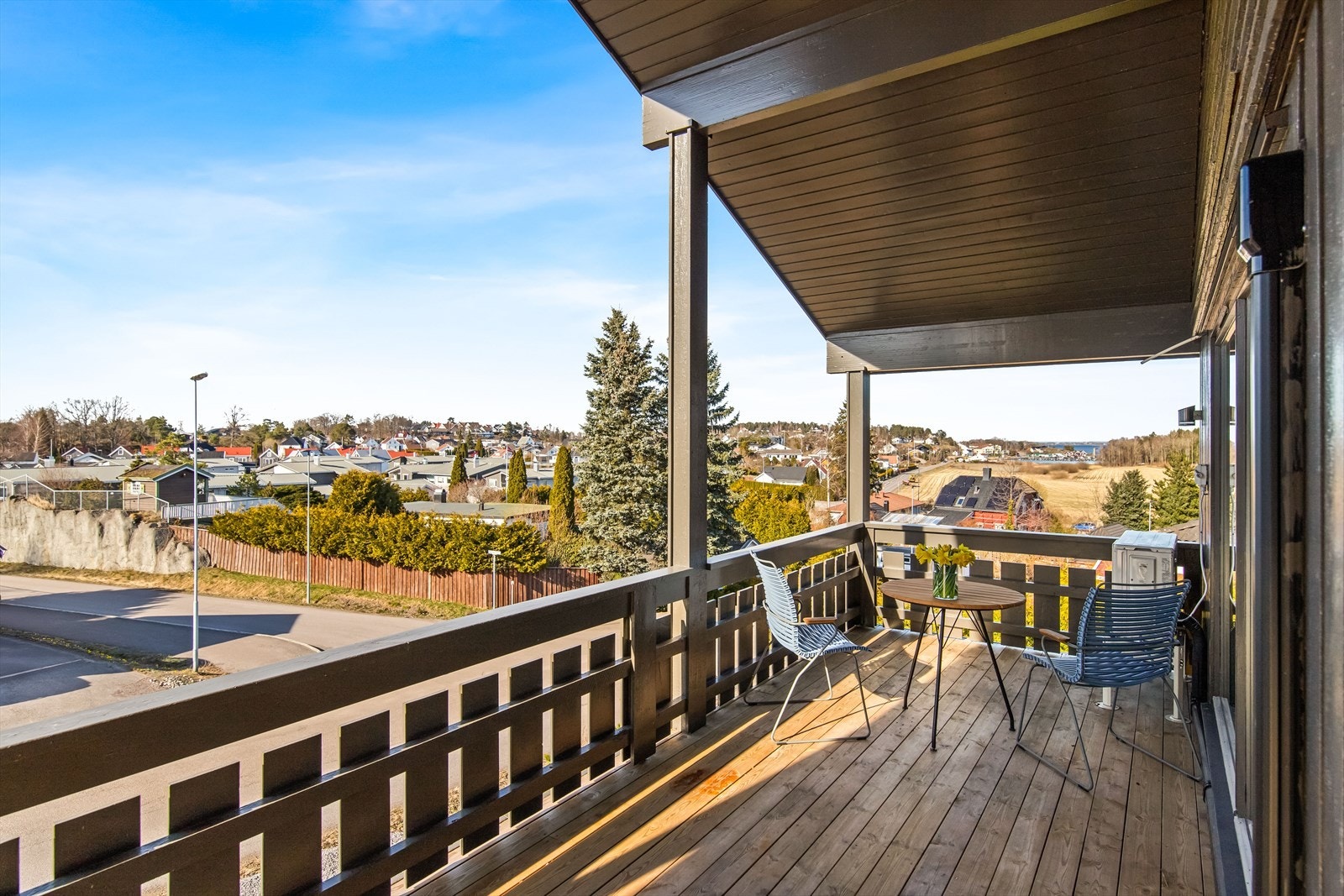 Store deler av uteområde er også takoverbygget som gir en lunere uteplass. Galleribilde