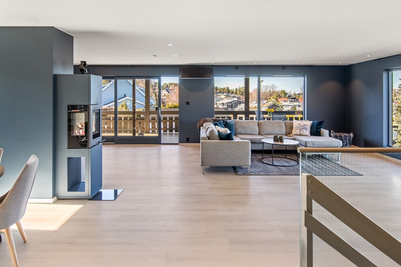 Mot nordvest leder en skyvedør ut til en delvis overbygd balkong, hvor man kan nyte utsikten over Knarberg båthavn. Her er det også gode solforhold og vakker kveldssol. Galleribilde