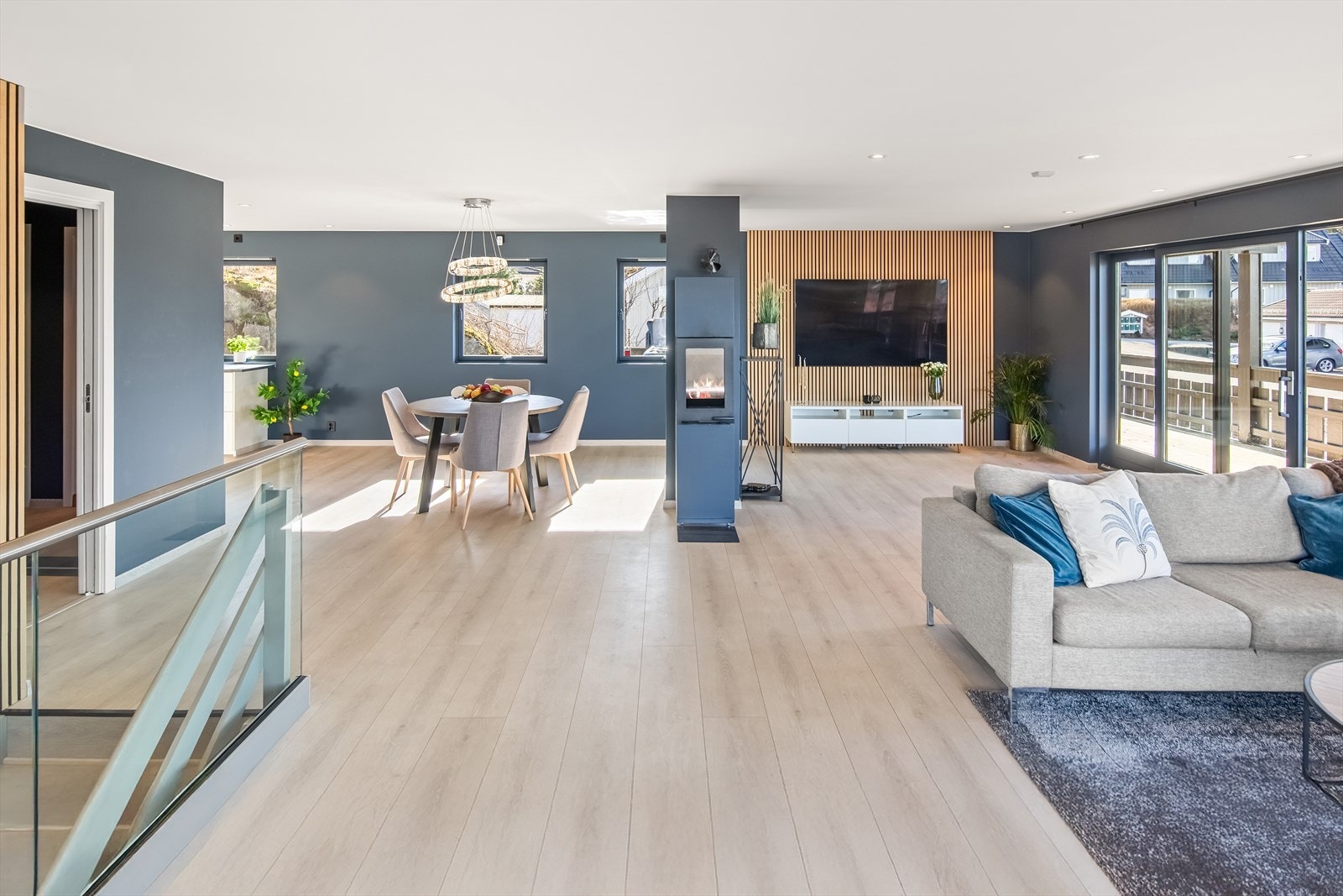 Nyere, montert ildsted bidrar til den lune og gode innetemperaturen. Galleribilde