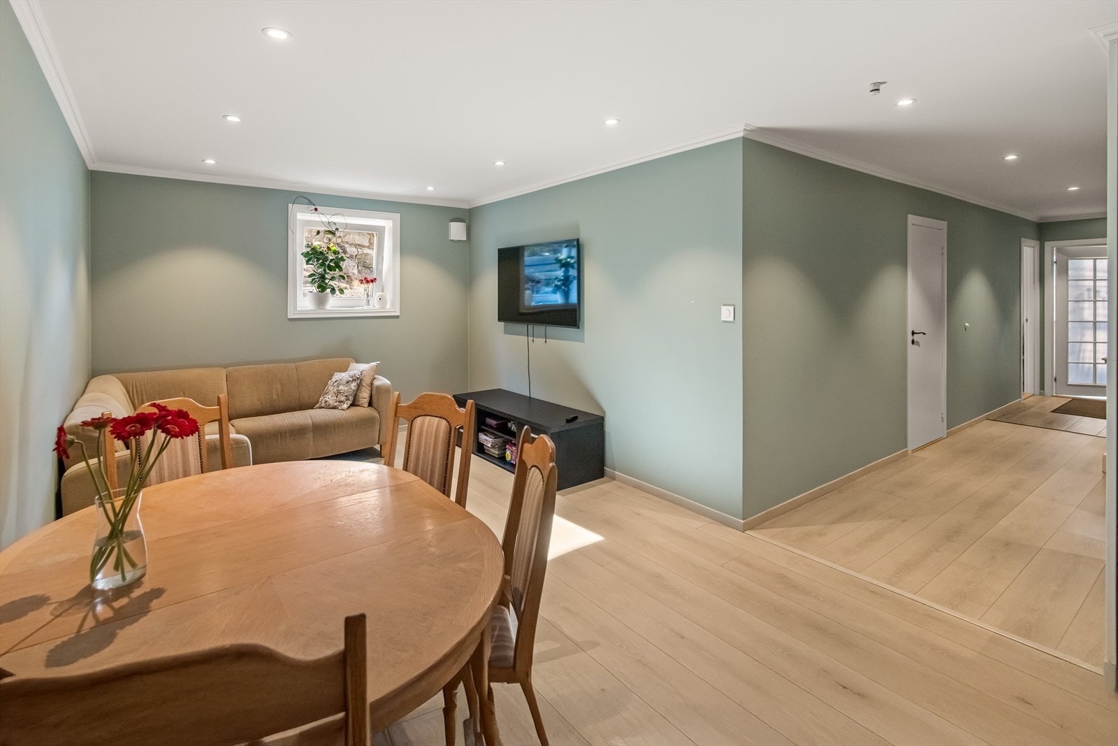 Deler av underetasjen er omgjort til kombinert stue- og kjøkken. Galleribilde