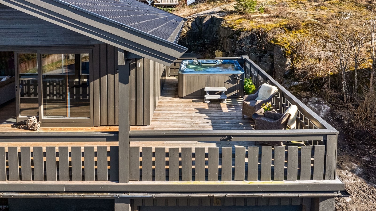 Boligen ligger fint til med fantastiske solforhold gjennom hele dagen, perfekt for utendørs opphold og avslapning. Fra både kjøkken og stue har du direkte adkomst til hver sin terrasse, som blant annet er utstyrt med jacuzzi. Galleribilde