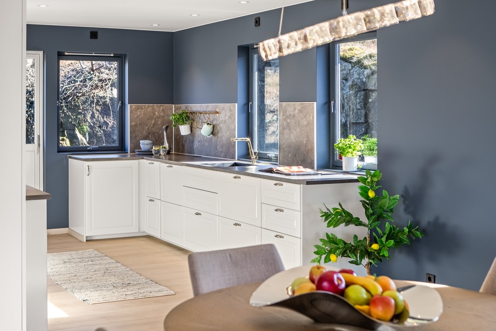 Stuen og kjøkkenet ligger i en delvis åpen løsning, men allikevel praktisk i hver sin sone. Galleribilde