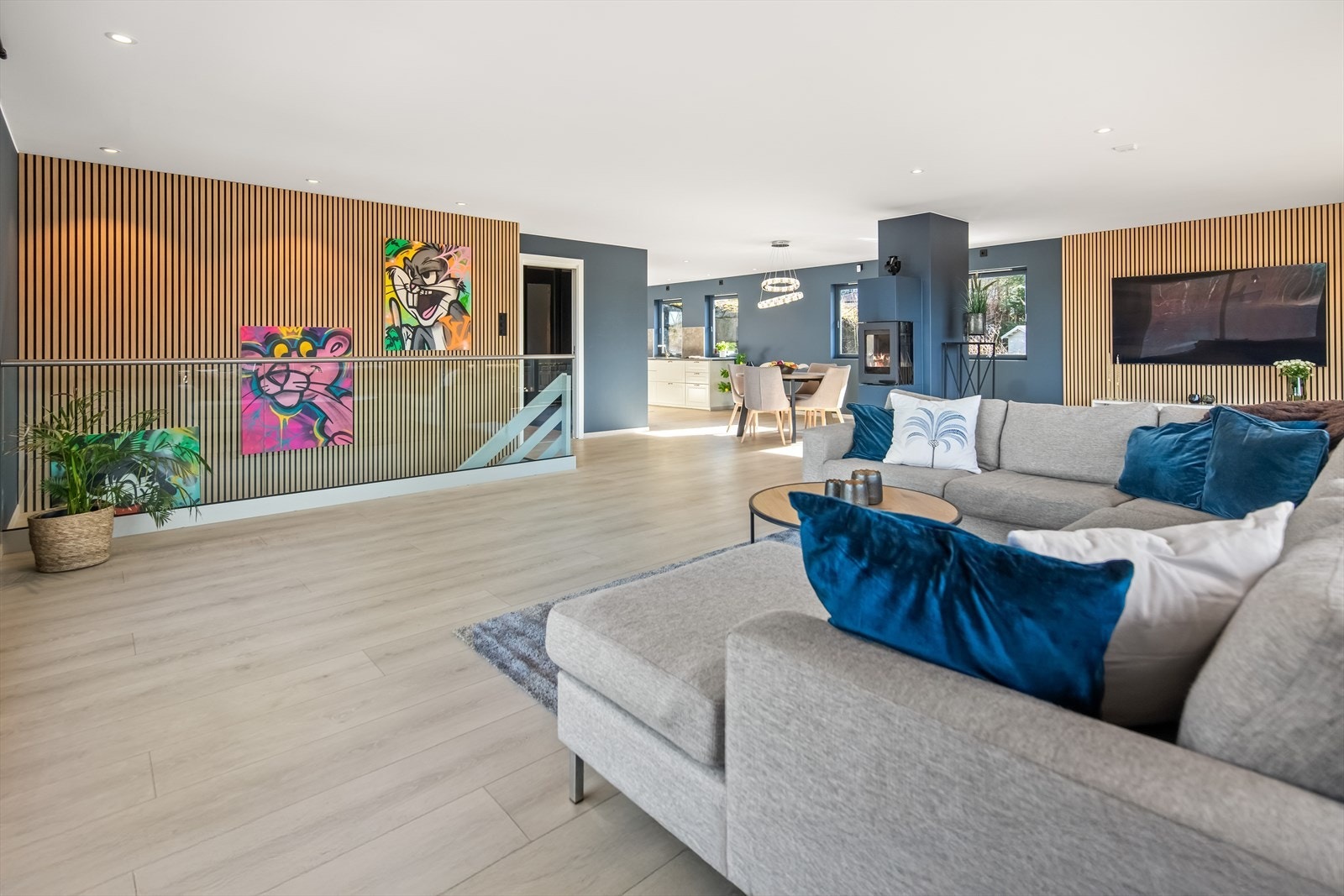 Stuen er romslig og innbydende, med rikelig naturlig lys takket være store vindusflater i alle himmelretninger. Dette gir rommet en særdeles lys og trivelig atmosfære. Galleribilde