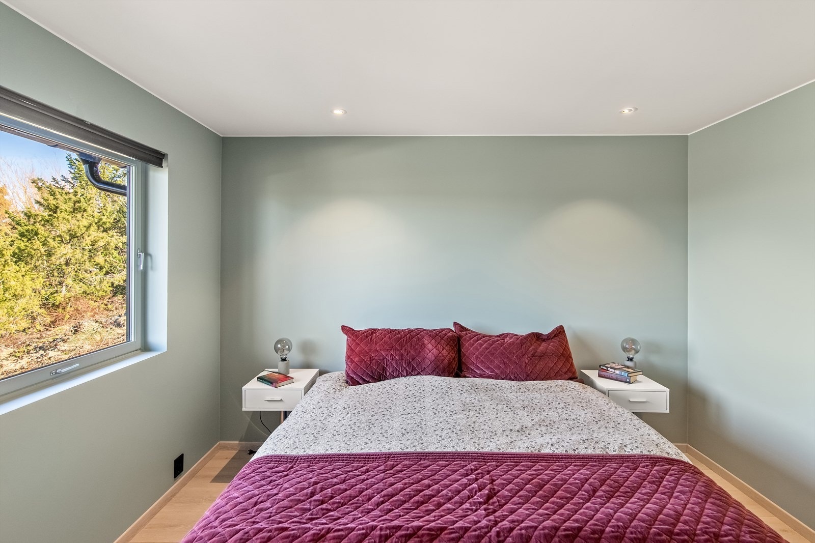 Her er det god plass til dobbeltseng med tilhørende møblement. Galleribilde