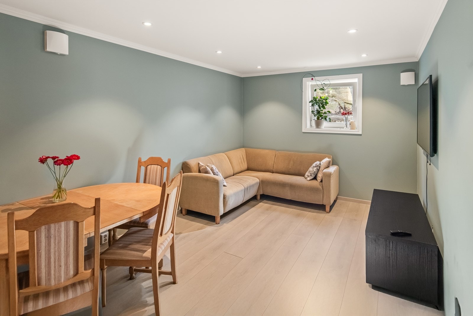 Stuesonen har fint plass til sofaløsning med tilhørende TV-møblement og spisestue. Galleribilde