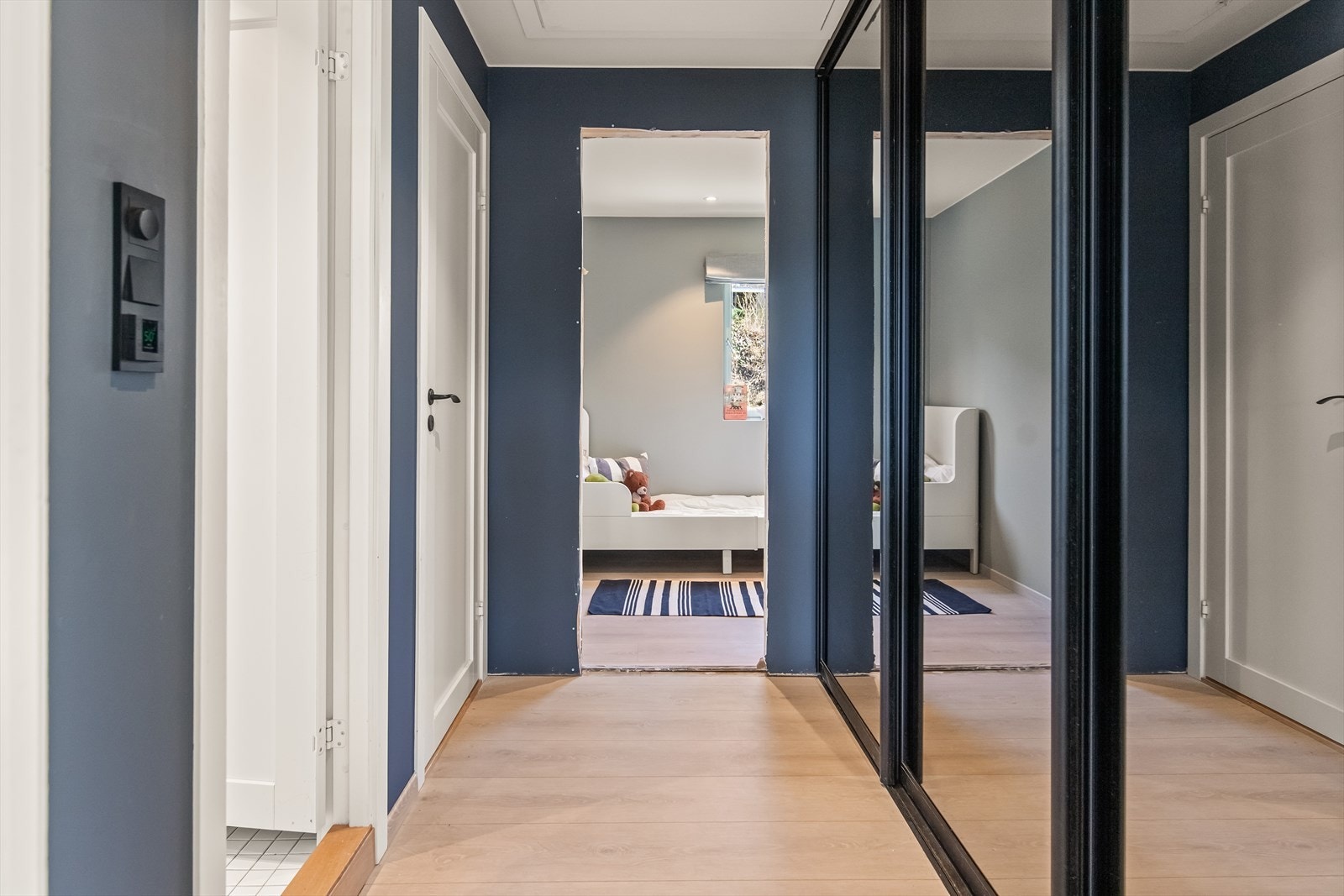 Gangen på hovedplan er utstyrt med en stor og praktisk skyvedørsgarderobe med speilfronter. Galleribilde