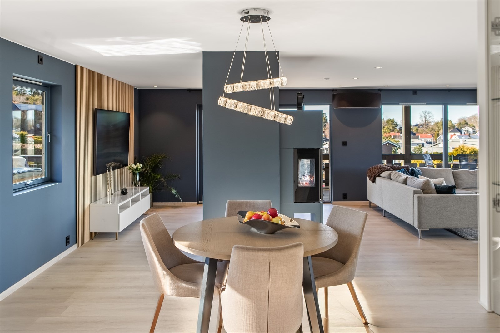 Stuen har også fint plass til spisestuen. Galleribilde