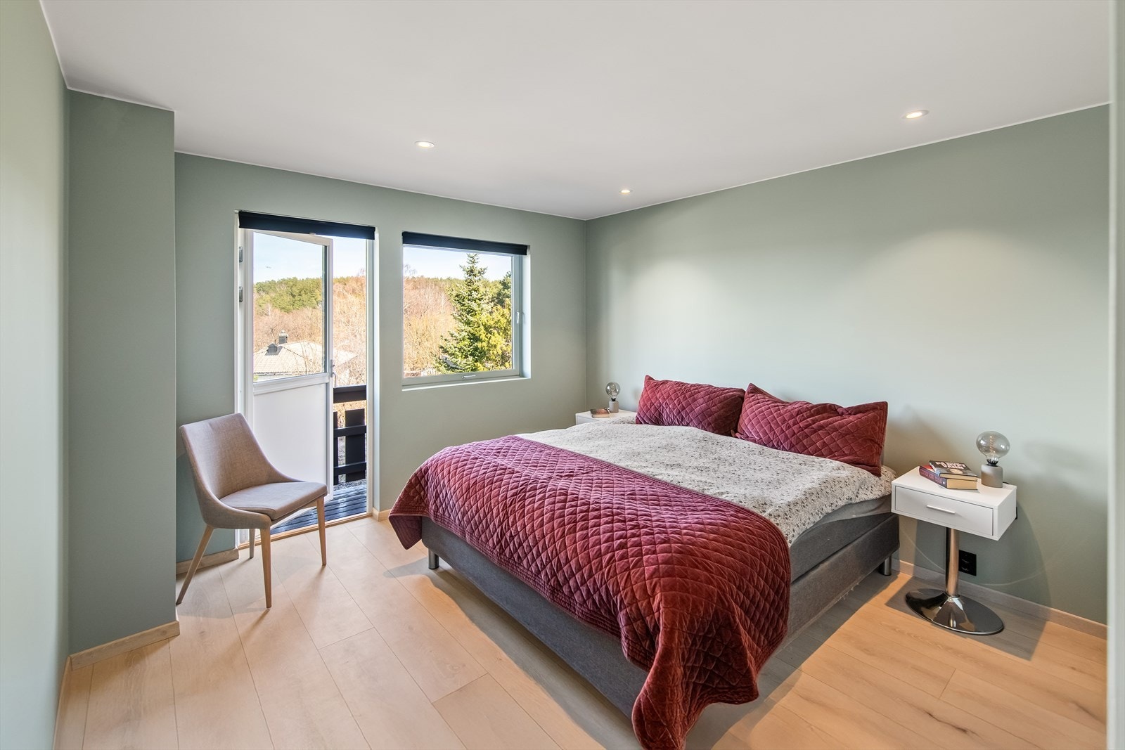 To av boligens soverom er fint plassert på hovedplan. Det største soverommet har også egen utgang til terrasse. Galleribilde