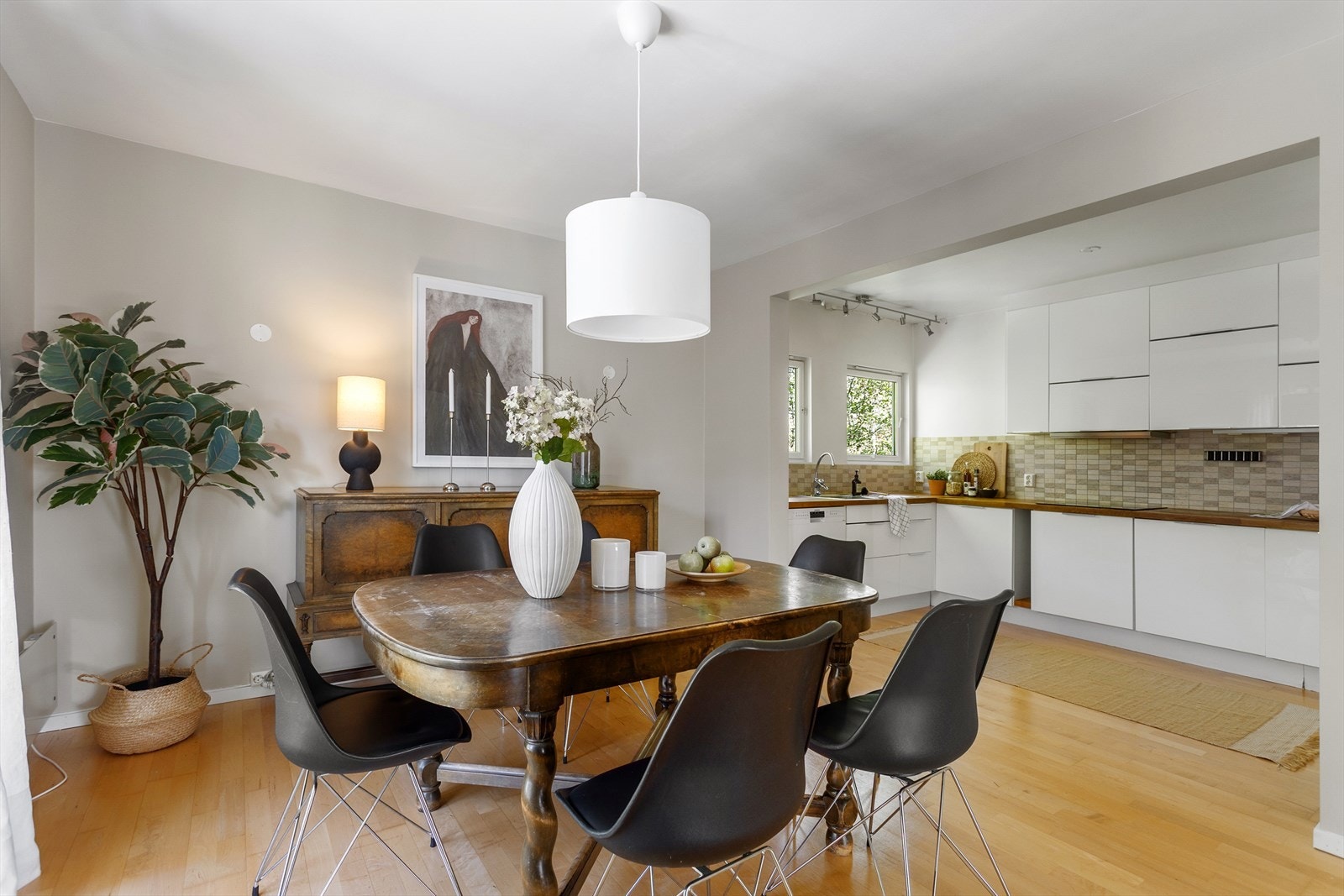 Spisestue/kjøkken. Galleribilde