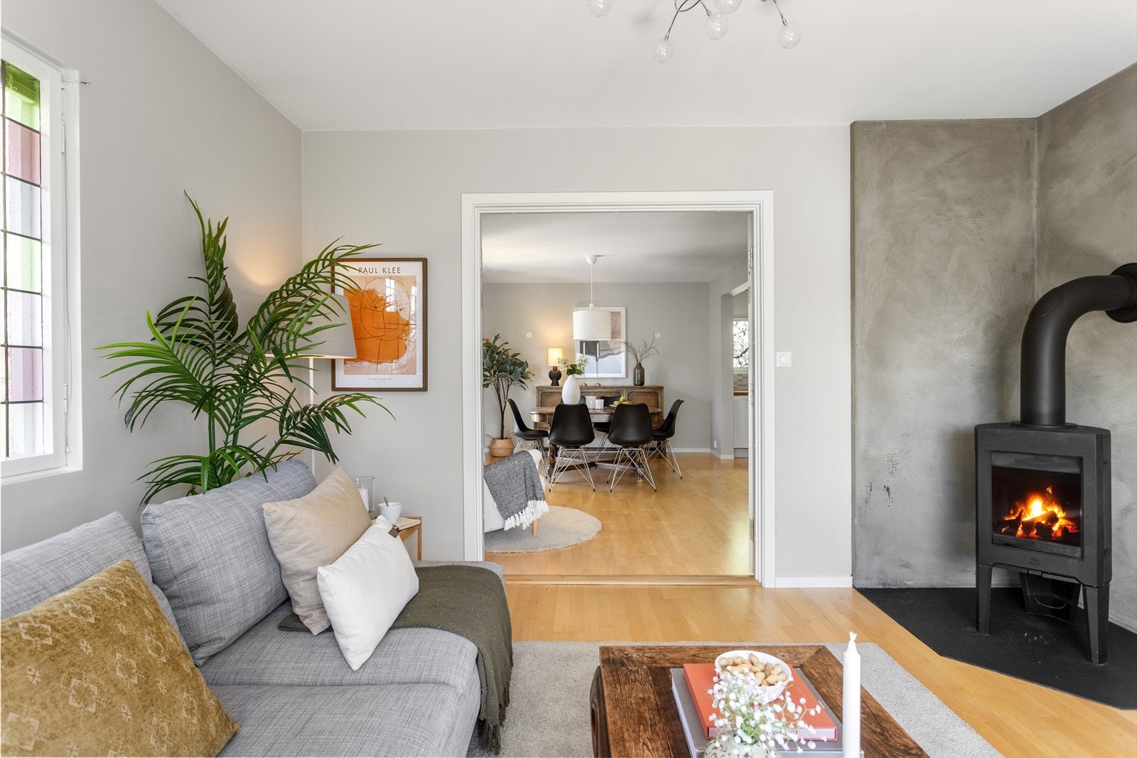 Hyggelig stue med doble dører til spisestue og kjøkken. Galleribilde