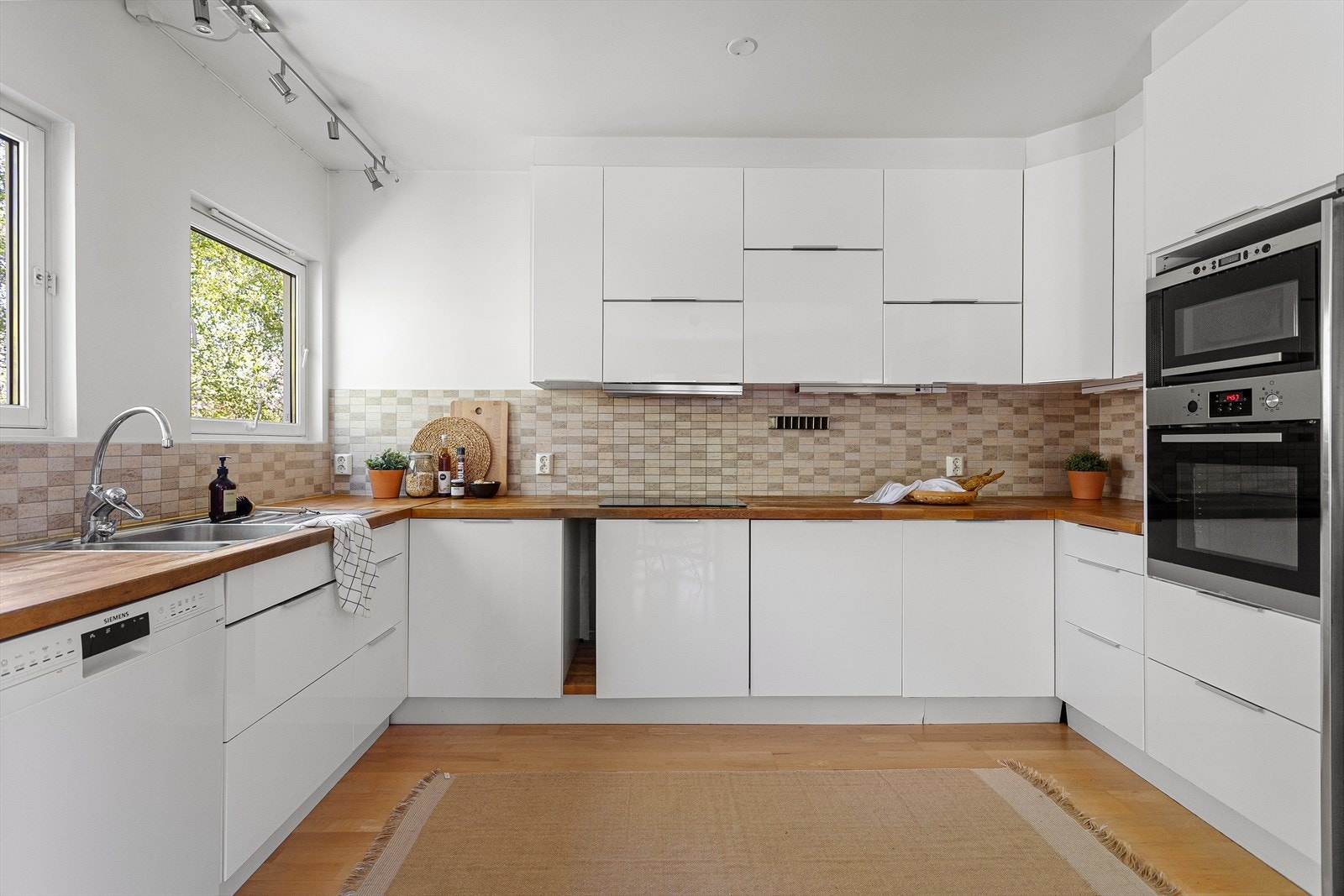 Det er godt med skap på kjøkkenet Galleribilde