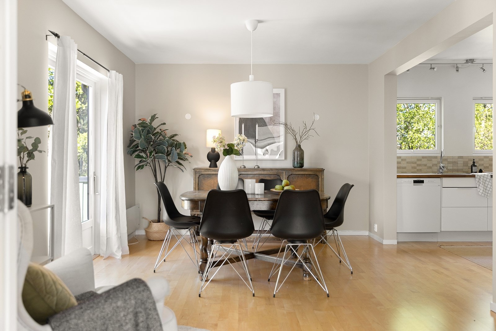 Spisestuen har åpen løsning med kjøkkenet. Galleribilde