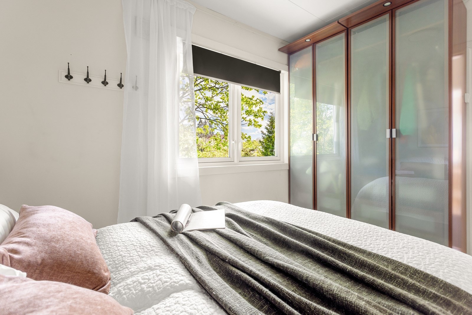 Hovedsoverommet har garderobeskap og tilknyttet bad. Galleribilde