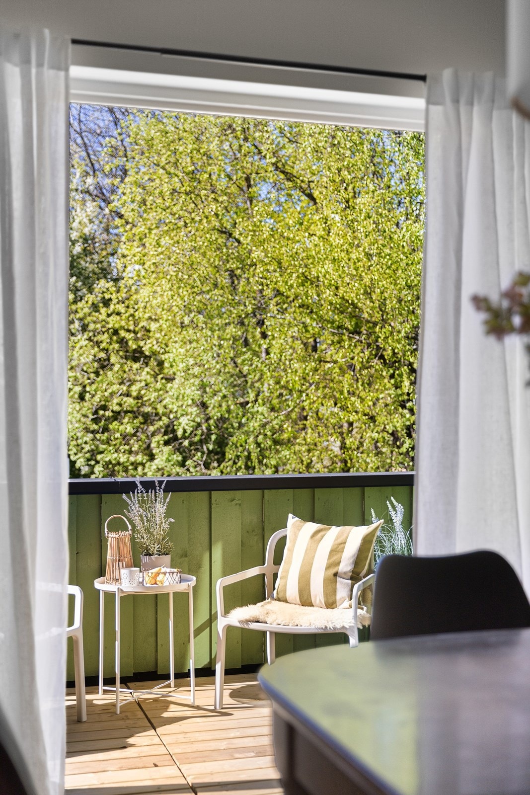 Det er utgang fra spisestue/kjøkken til balkong Galleribilde