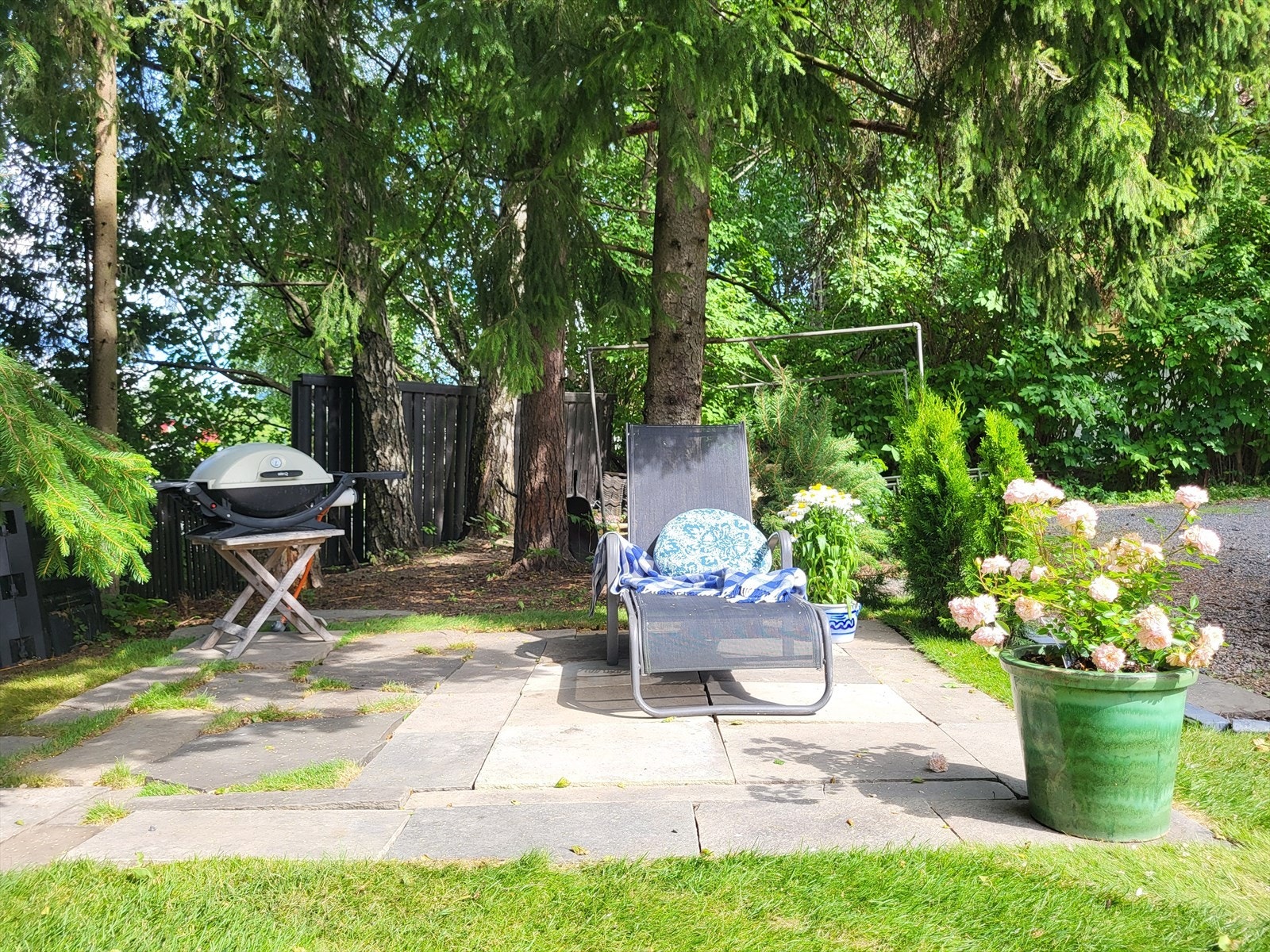 Det er hellelagt sitteplass i hagen. Galleribilde