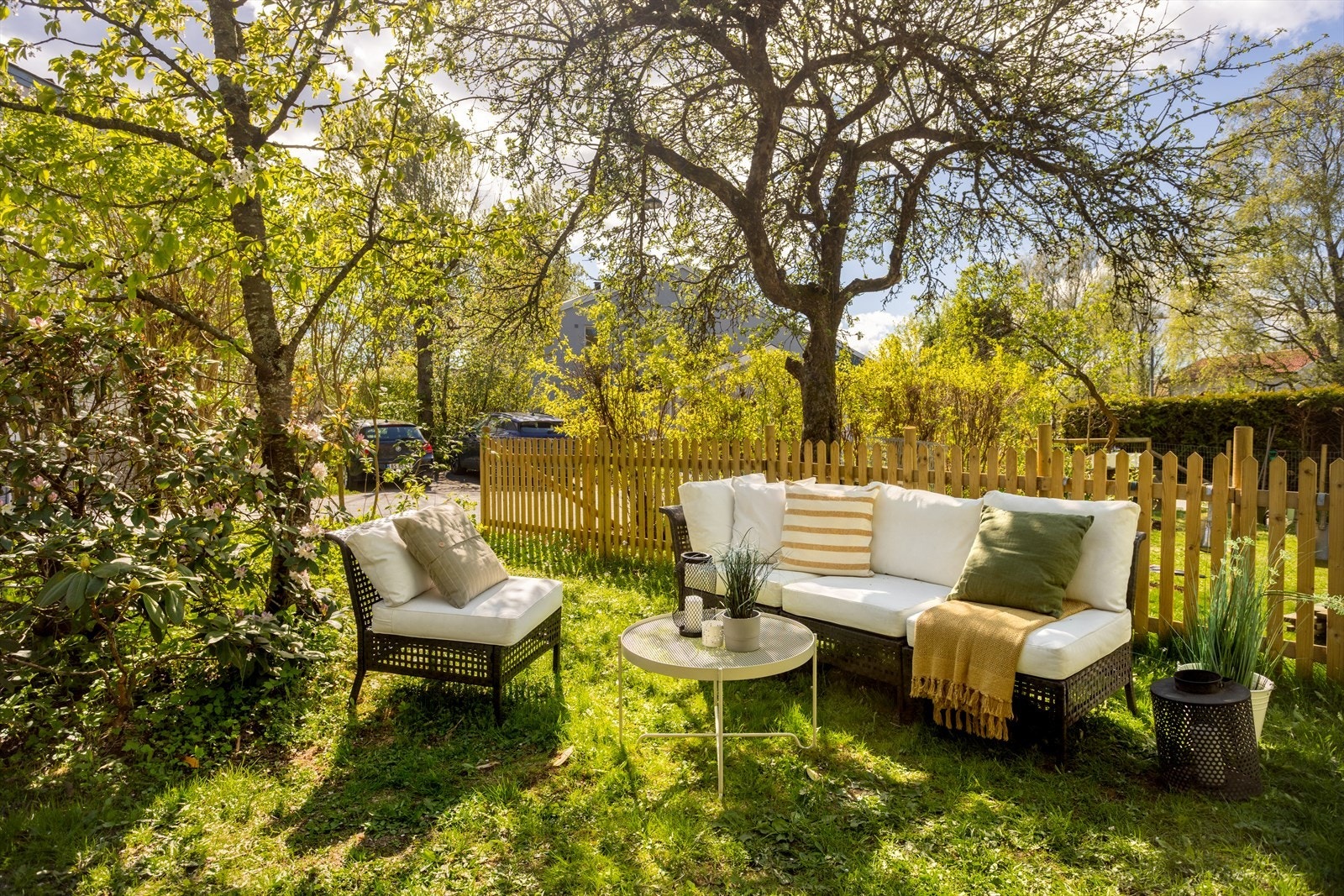 Det er hyggelig felles hage ved inngangen i tillegg til at seksjonene har egne hager. Galleribilde