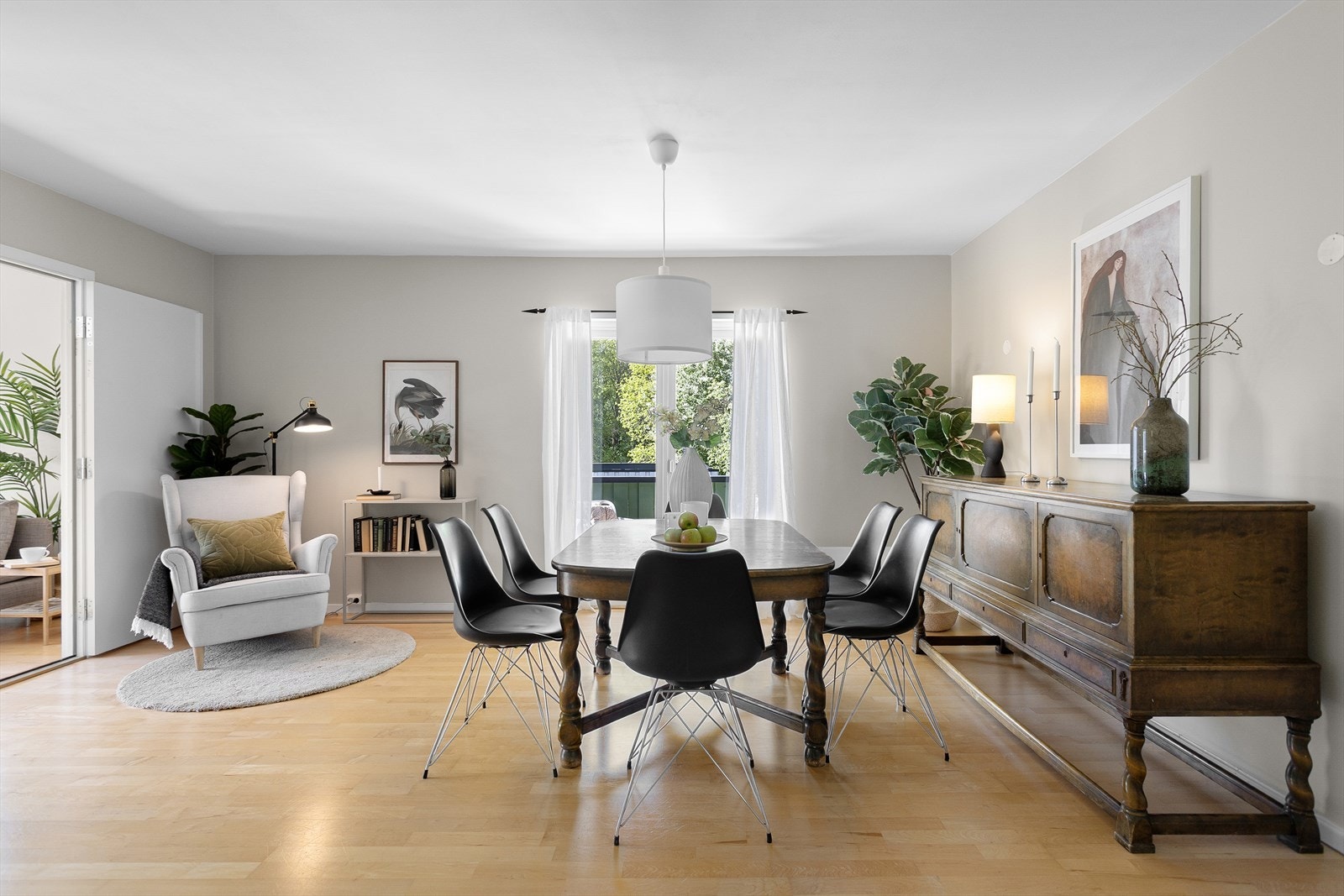 Spisestuen har god plass til langbord. Galleribilde