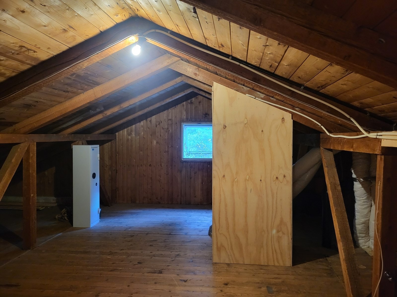 Lagringsloft med ca. 17 m2 målbart areal 0g ca 56 kvm gulvareal. Galleribilde