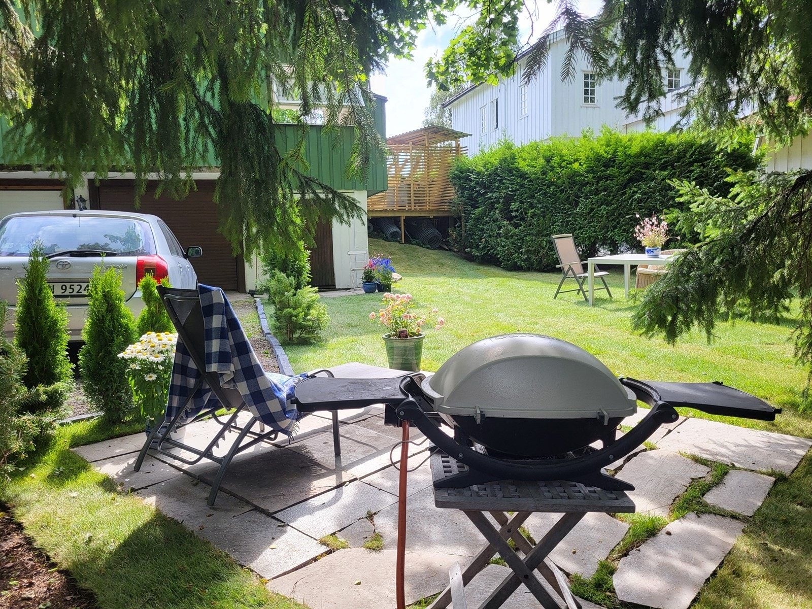 Det er adkomst til romslig utebod fra hagen. Galleribilde