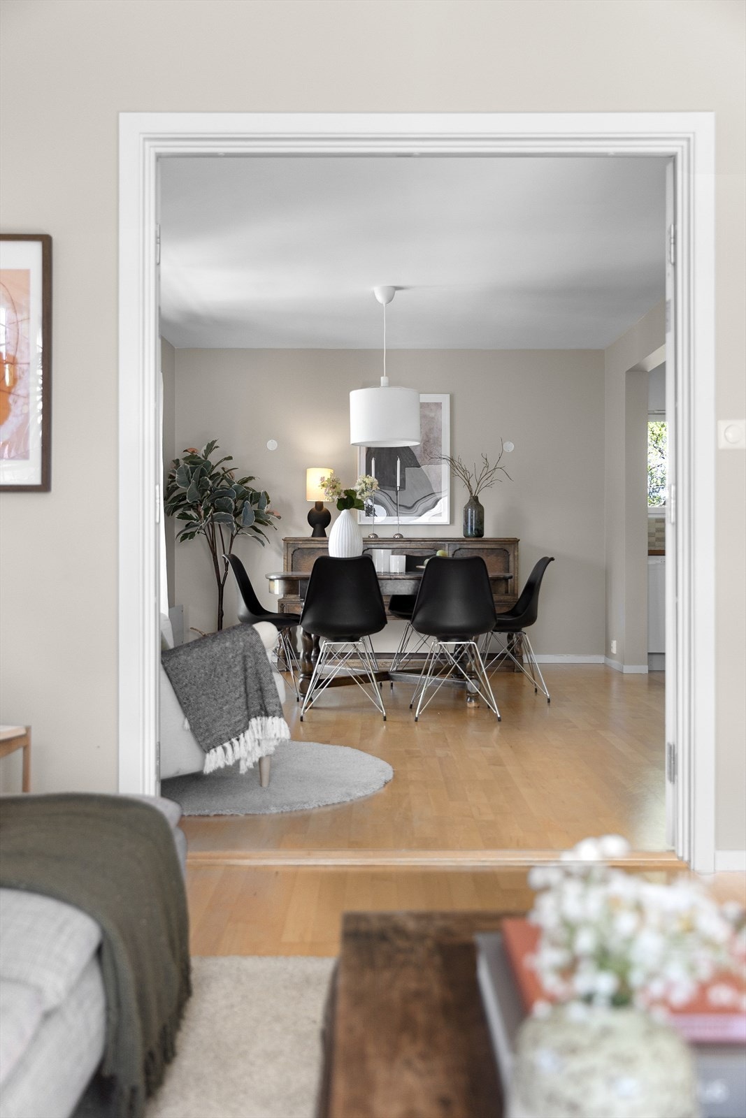 Spisestuen sett fra stuen Galleribilde