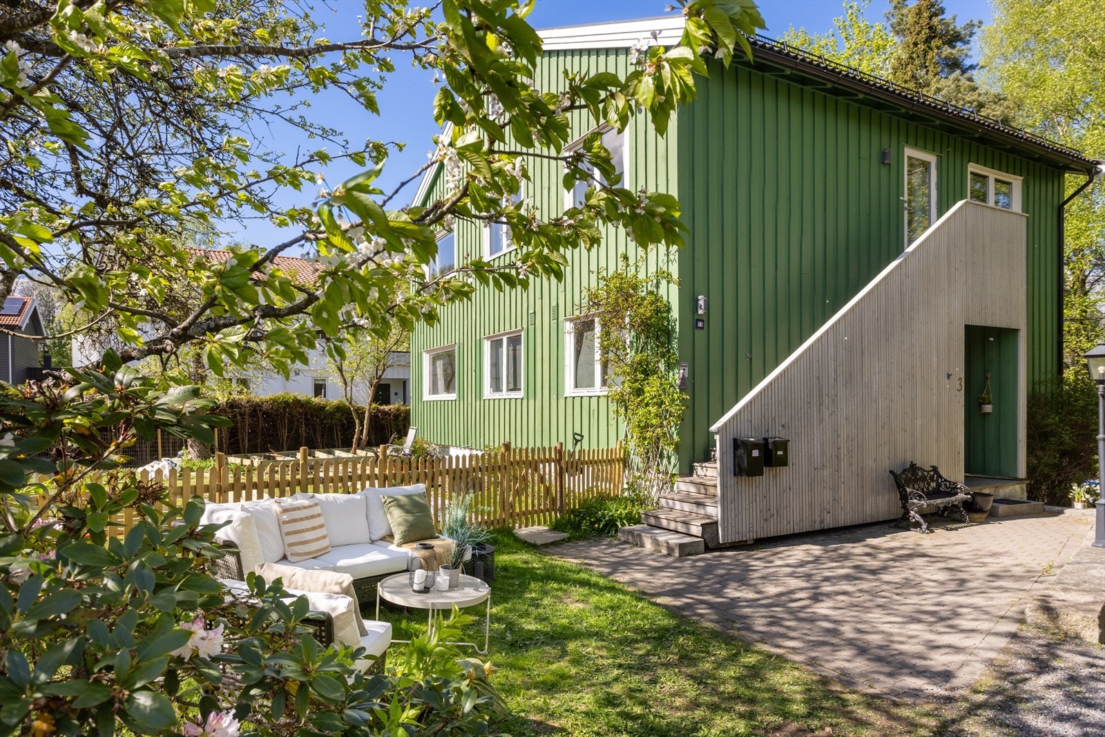 Fasaden med sommerstemning. Galleribilde